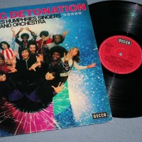 LES HUMPHRIES SINGERS AND ORCHESTRA - SINGING DETONATION - ���������