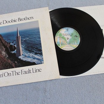 DOOBIE BROTHERS - LIVIN' ON THE FAULT LINE (j) - 