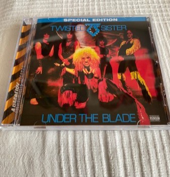 TWISTED SISTER - UNDER THE BLADE - 