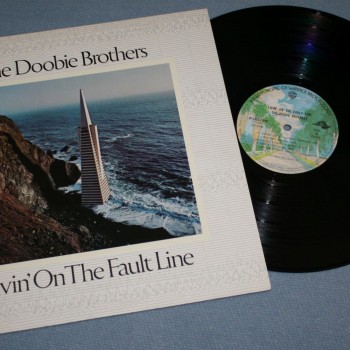 DOOBIE BROTHERS - LIVIN' ON THE FAULT LINE (j) - ���������