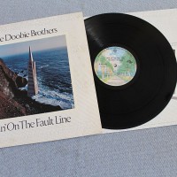 DOOBIE BROTHERS - LIVIN' ON THE FAULT LINE (j) - 