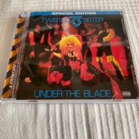 TWISTED SISTER - UNDER THE BLADE - 